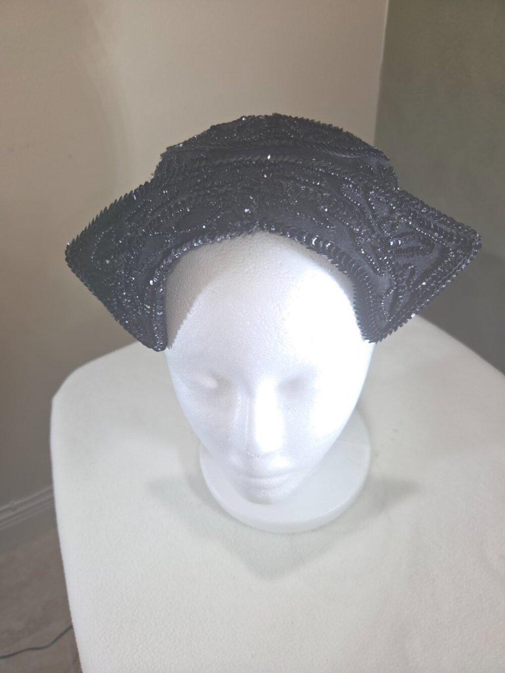 VTG Sequined Half Hat, Crescendoe Gloves 7.5 & Petite Hat Box – Mid Century Set